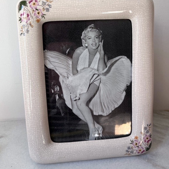 Vintage ceramic pictures frame with floral accent - Picture 2 of 12